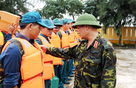 Các lực lượng vũ trang Quân khu 5 sẵn sàng ứng phó bão số 10