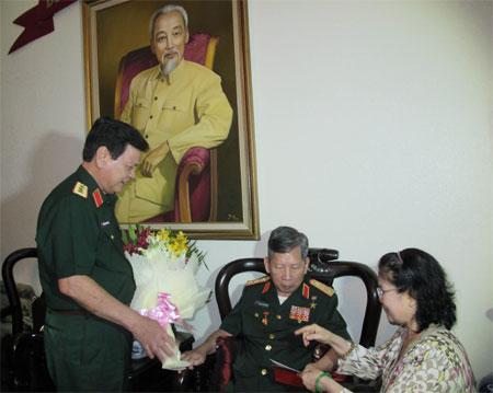 Trao Kỷ niệm chượng tặng Thượng tướng Phan Trung Kiên