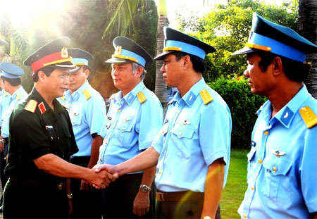 Trung tướng Nguyễn Quốc Khánh kiểm tra Sư đoàn Không quân 372