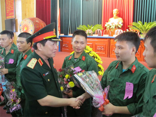 Thượng tướng Ngô Xuân Lịch dự lễ giao, nhận quân tại Bình Lục (Hà Nam)