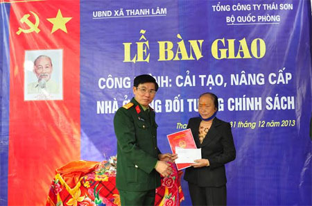Trao tặng nhà tình nghĩa cho 2 gia đình chính sách