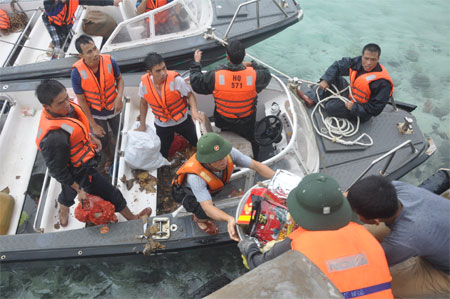 Vượt sóng dữ đưa hàng Tết ra Trường Sa