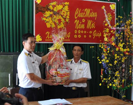 Lãnh đạo Trung đoàn Ra đa thăm, tặng quà, chúc Tết Trạm Ra đa 575