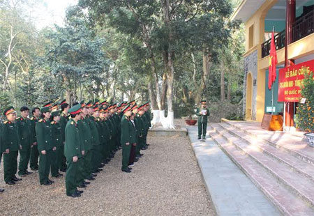 Dâng hương, báo công với Bác Hồ tại Khu di tích K9