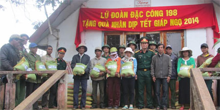 Hỗ trợ gạo cho 240 hộ nghèo và gia đình chính sách trong dịp Tết Nguyên đán