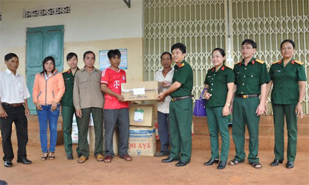 Công ty 74 : Tặng 2.457 bộ quần áo, 1.653 cuốn sách, vở cho học sinh vùng biên giới.
