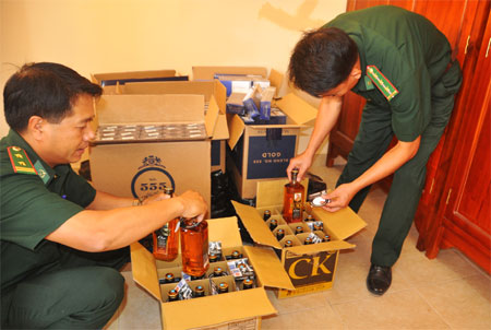 Thu giữ một số lượng lớn thuốc lá và rượu ngoại vận chuyển trái phép