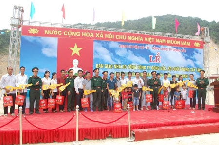 Tổng Công ty Đông Bắc bàn giao 17 căn nhà cho 17 hộ dân ra sinh sống ở đảo Trần