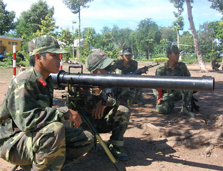 Chú trọng huấn luyện sát địa bàn, lấy thực hành làm chính 