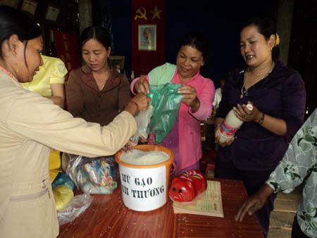 Nhân rộng mô hình “Hũ gạo tình thương” 