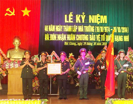 Đón nhận Huân chương Bảo vệ Tổ quốc hạng Nhì