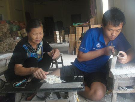 Bà Vui vui cùng người khuyết tật