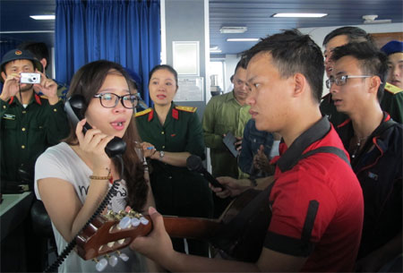 “Nắng ấm quê hương” giữa cơn giông biển