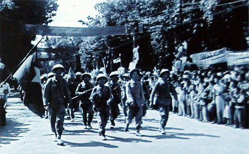 Hào khí ngày tiếp quản Thủ đô qua ảnh tư liệu 