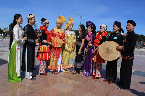 Tưng bừng “Vũ khúc Lạc Hồng” 