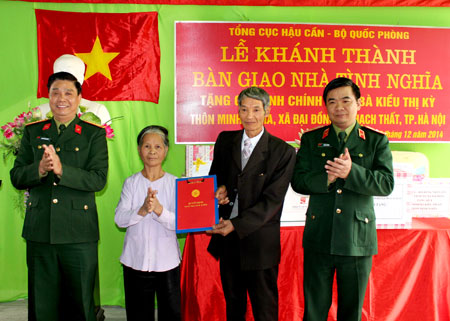 Tặng “nhà tình nghĩa” vợ liệt sĩ