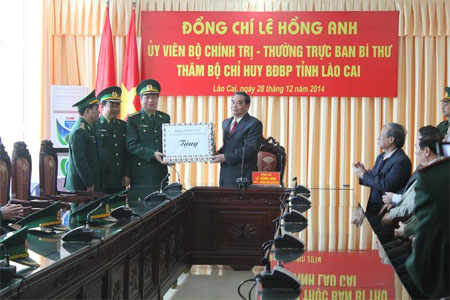 Đồng chí Lê Hồng Anh thăm và làm việc với BĐBP Lào Cai