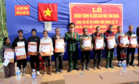 Khánh thành và tặng nhà tình nghĩa cho 2 thân nhân liệt sĩ xã Tà Long