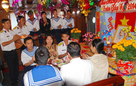 Ấm tình quân dân trên những con tàu