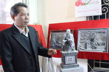 Người khắc Bác Hồ lên tranh đá