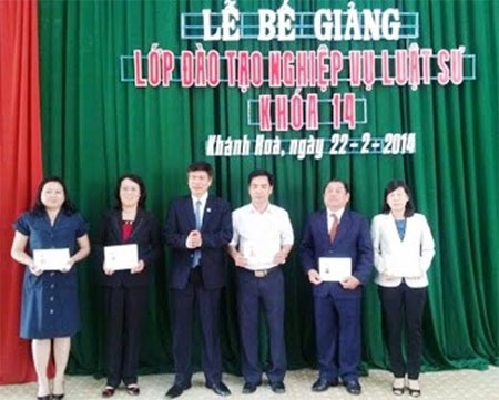 Học viện Tư pháp: Trao chứng chỉ nghiệp vụ luật sư cho 42 học viên 