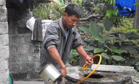 Người “hâm” nâng đỡ người điên!