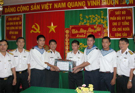 Bài 2: Vượt sóng dữ đến với đồng đội