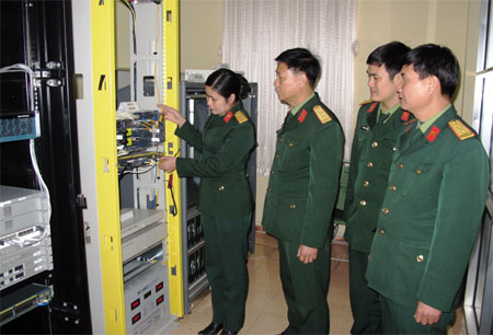 Tích hợp công nghệ, đồng bộ khai thác khí tài thông tin liên lạc