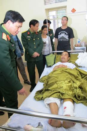 Quân khu 4: Thăm, động viên cán bộ, diễn viên Đoàn văn công Quân khu bị tai nạn