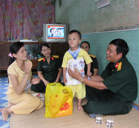 Trên bờ, dưới nước đều dân vận khéo