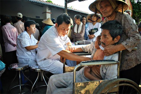 Bệnh viện 121 (Quân khu 9): Khám bệnh, cấp thuốc miễn phí cho hơn 300 lượt người 
