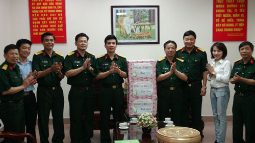 Tổng cục Hậu cần tặng quà Ban tổ chức Cuộc đua xe đạp về Điện Biên Phủ 2014-Cúp Báo QĐND