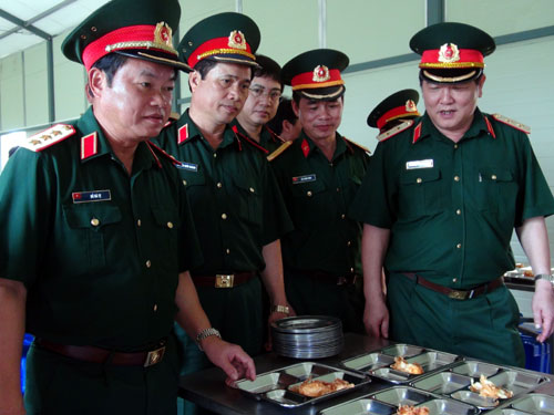 Thượng tướng Đỗ Bá Tỵ kiểm tra các đơn vị diễu binh, dự lễ thông đường biên giới Huổi Puốc