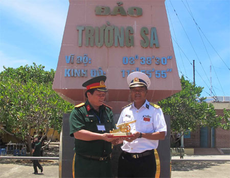 “Súng thần công” mạ vàng ra đảo