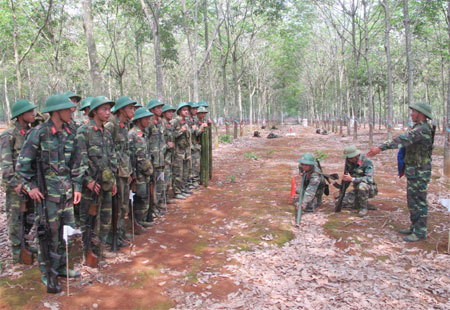 Truyền thụ kinh nghiệm chiến đấu ngay trên bãi tập