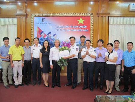 Báo Bóng đá tặng Cảnh sát biển Việt Nam 200 triệu đồng