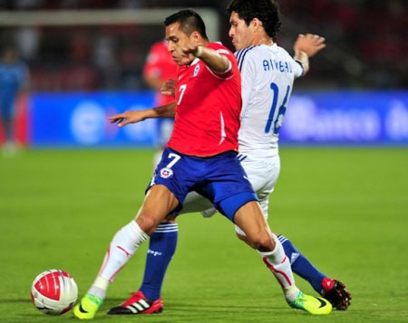 Chi-lê - Ô-xtrây-li-a: Không cần dao mổ trâu