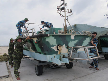 Bộ đội Trường Sa giúp ngư dân vươn khơi, bám biển