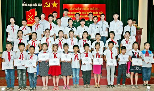 Gặp mặt, khen thưởng 122 cháu học sinh có thành tích xuất sắc 