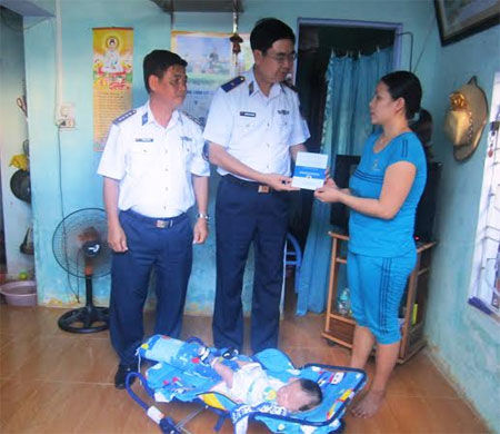   Bộ tư lệnh Cảnh sát biển Việt Nam: Thăm và tặng sổ tiết kiệm cho gia đình nhân viên cảnh sát biển