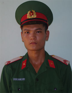 Binh nhất Đặng Ngọc Sơn trả 30 triệu đồng cho người đánh rơi