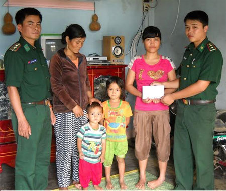 Bộ đội Biên phòng tỉnh Kon Tum: Nhận đỡ đầu 19 trẻ em biên giới
