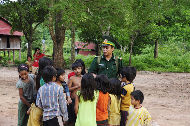 Người con, người thầy của bản