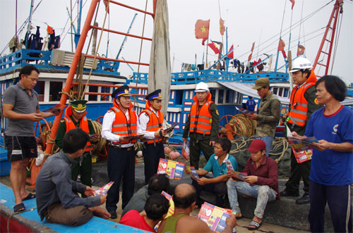 Chung tay dẹp “mầm độc”, giữ bình yên tuyến biển