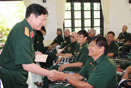 Thượng tướng Ngô Xuân Lịch thăm, tặng quà Trung tâm Điều dưỡng Thương binh Duy Tiên