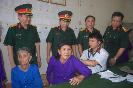 Cục Hậu cần (Tổng cục Hậu cần): Khám bệnh, cấp thuốc miễn phí tại xã Thanh Định 