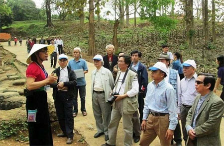 Nữ chiến sĩ tình nguyện làm hướng dẫn viên