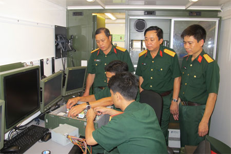 Huấn luyện, bồi dưỡng cán bộ khai thác, làm chủ khí tài hiện đại