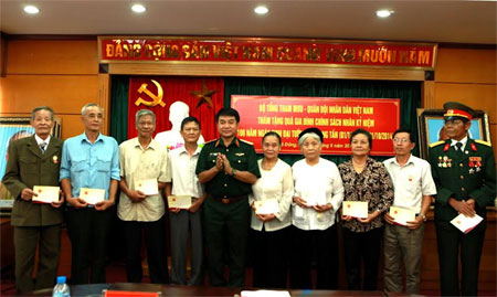 Trao quà 20 gia đình chính sách quê hương cố Đại tướng Lê Trọng Tấn