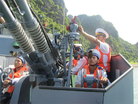 Huấn luyện làm chủ vũ khí, khí tài hiện đại